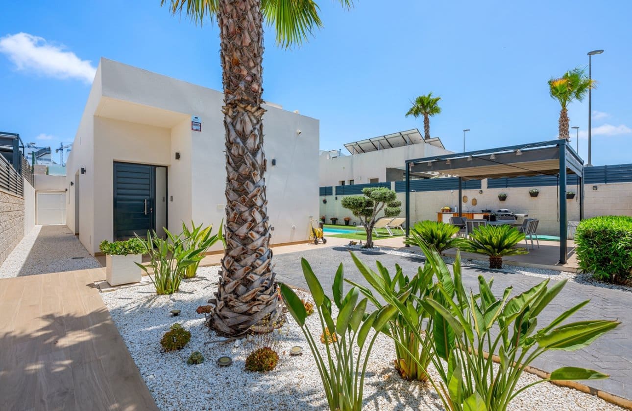 3 bedroom Villa for sale in Benijofar with pool - € 599,000 (Ref: 10037886)