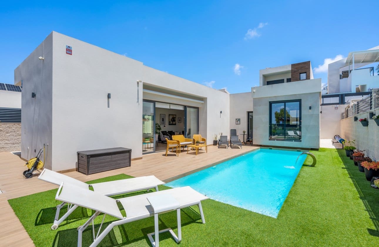 3 bedroom Villa for sale in Benijofar with pool - € 599,000 (Ref: 10037886)