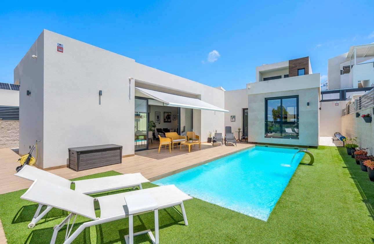 3 bedroom Villa for sale in Benijofar with pool - € 599,000 (Ref: 10037886)