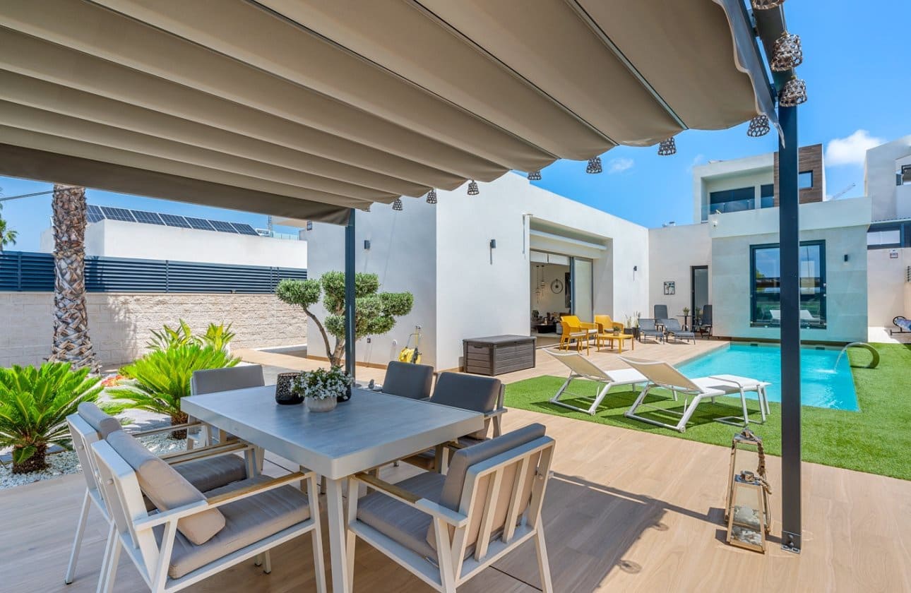 3 bedroom Villa for sale in Benijofar with pool - € 599,000 (Ref: 10037886)