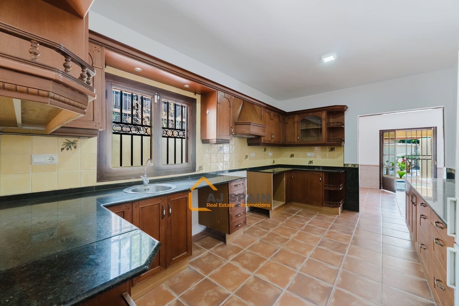 5 bedroom Finca/Country House for sale in Barinas with pool - € 472,000 (Ref: 10040212)