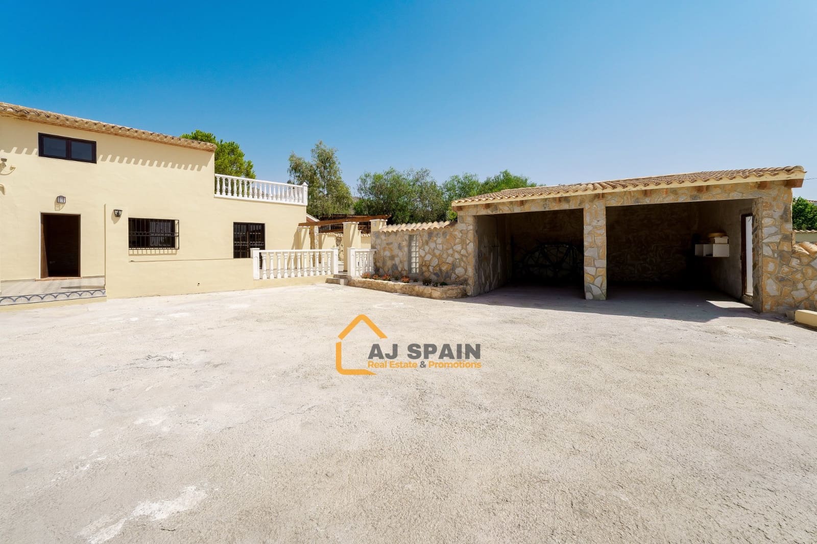 5 bedroom Finca/Country House for sale in Barinas with pool - € 472,000 (Ref: 10040212)