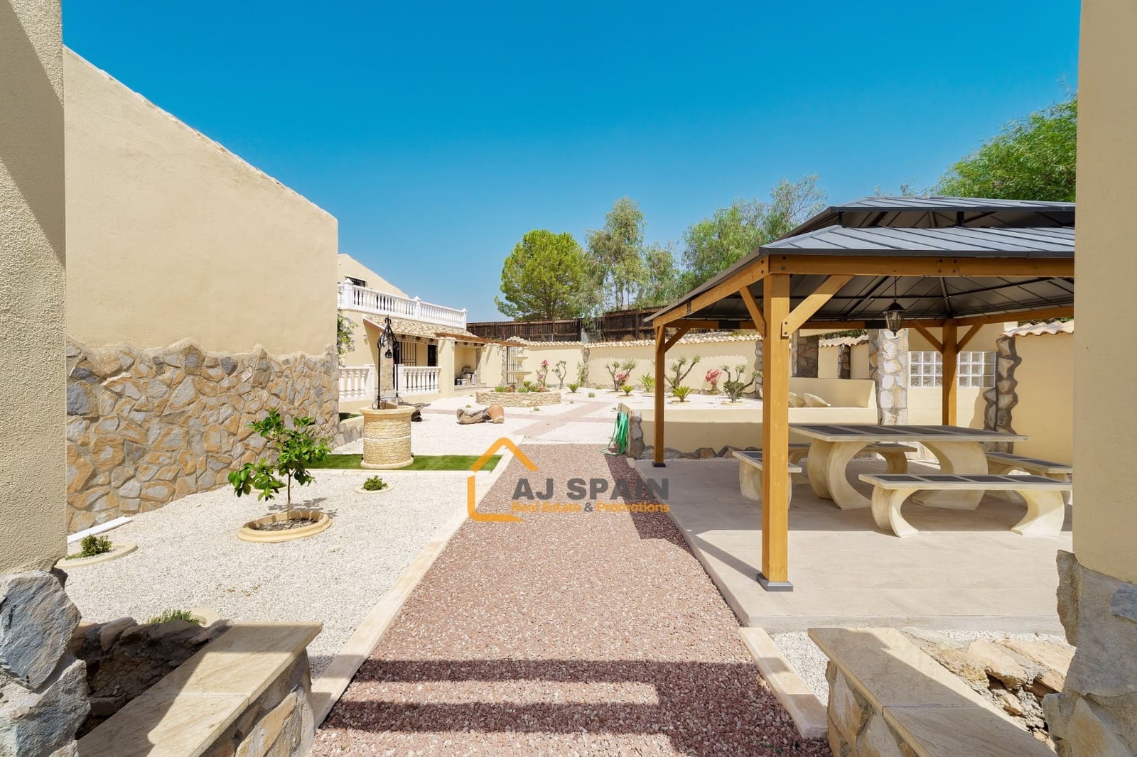 5 bedroom Finca/Country House for sale in Barinas with pool - € 472,000 (Ref: 10040212)