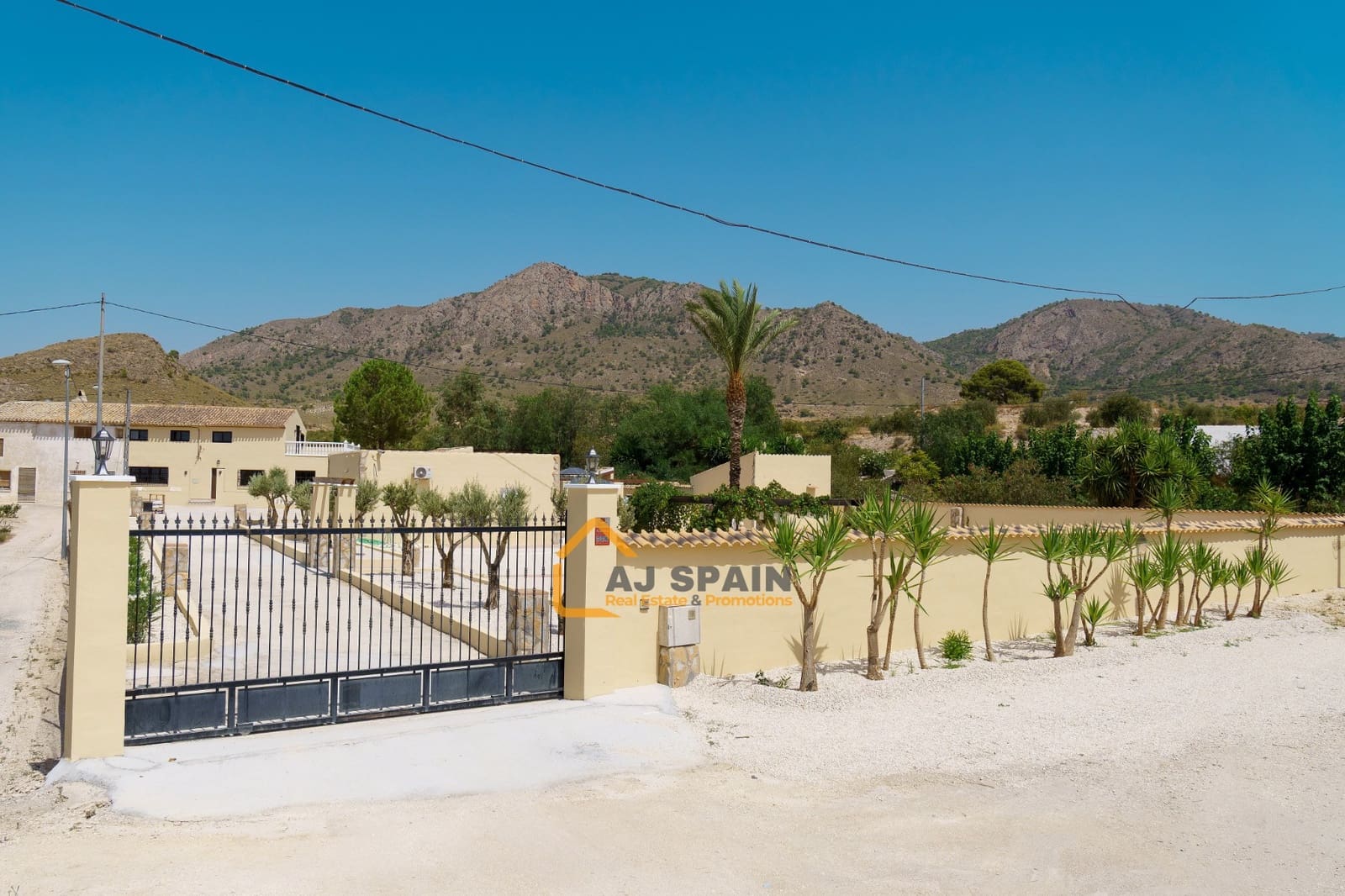 5 bedroom Finca/Country House for sale in Barinas with pool - € 472,000 (Ref: 10040212)