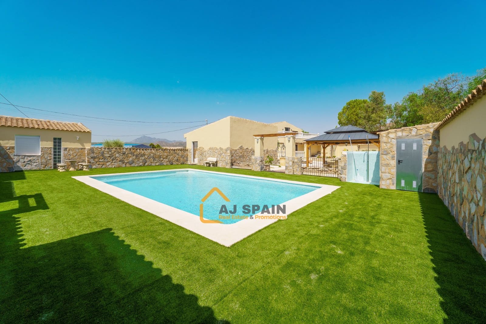 5 bedroom Finca/Country House for sale in Barinas with pool - € 472,000 (Ref: 10040212)