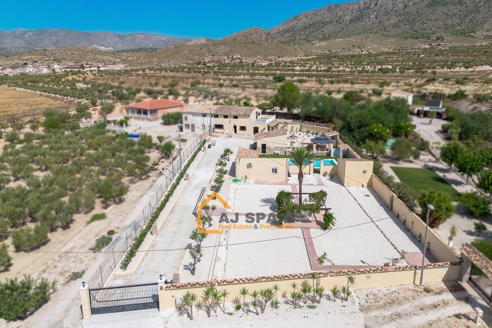 5 bedroom Finca/Country House for sale in Barinas with pool - € 472,000 (Ref: 10040212)