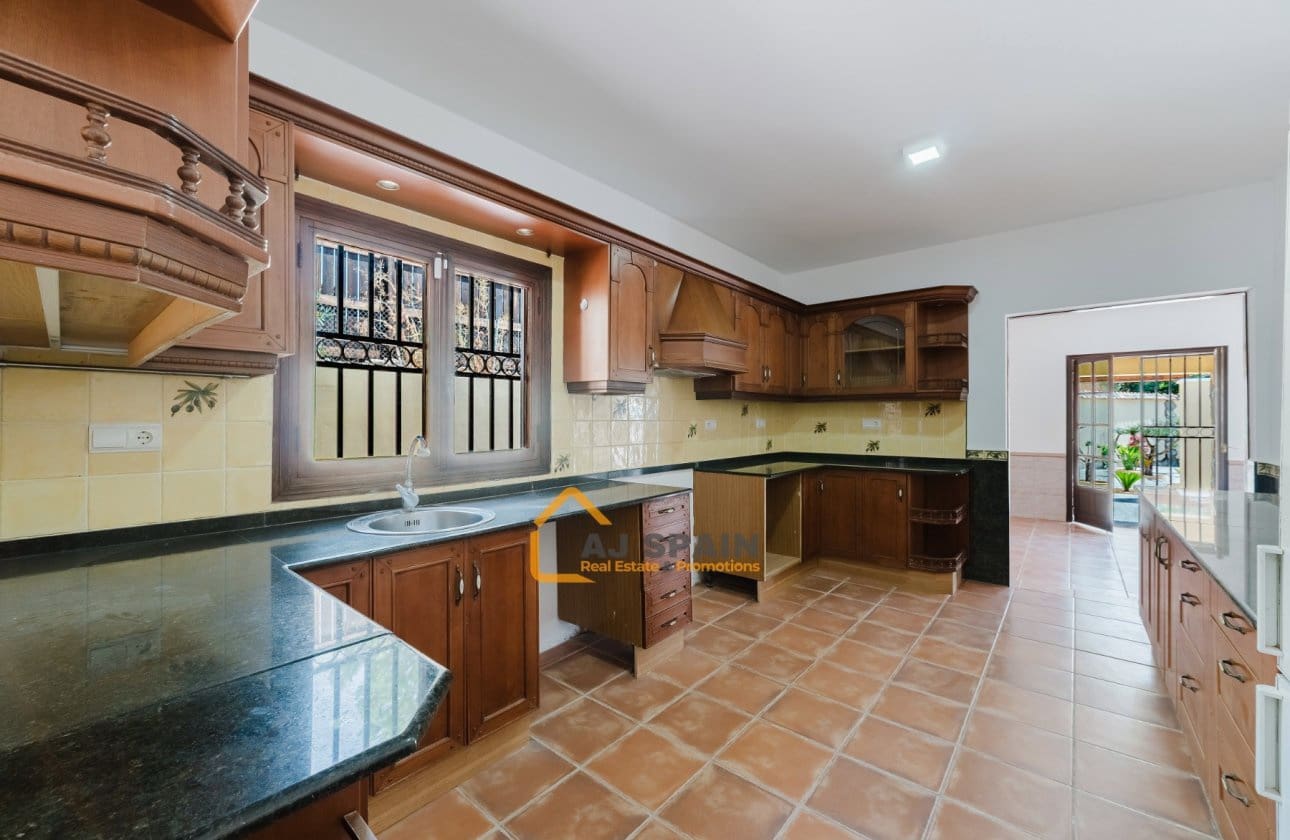 5 bedroom Finca/Country House for sale in Barinas with pool garage - € 472,000 (Ref: 10040212)
