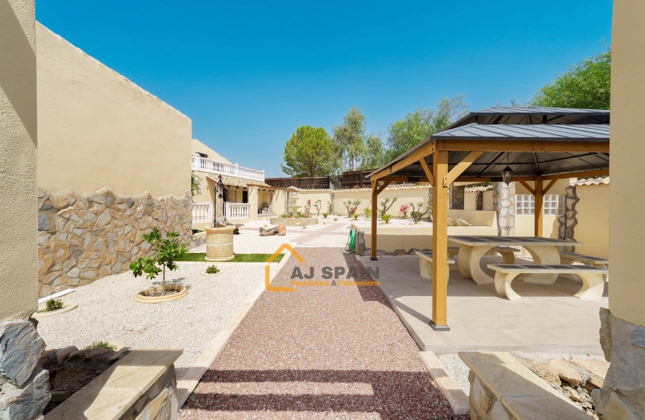 5 bedroom Finca/Country House for sale in Barinas with pool garage - € 472,000 (Ref: 10040212)