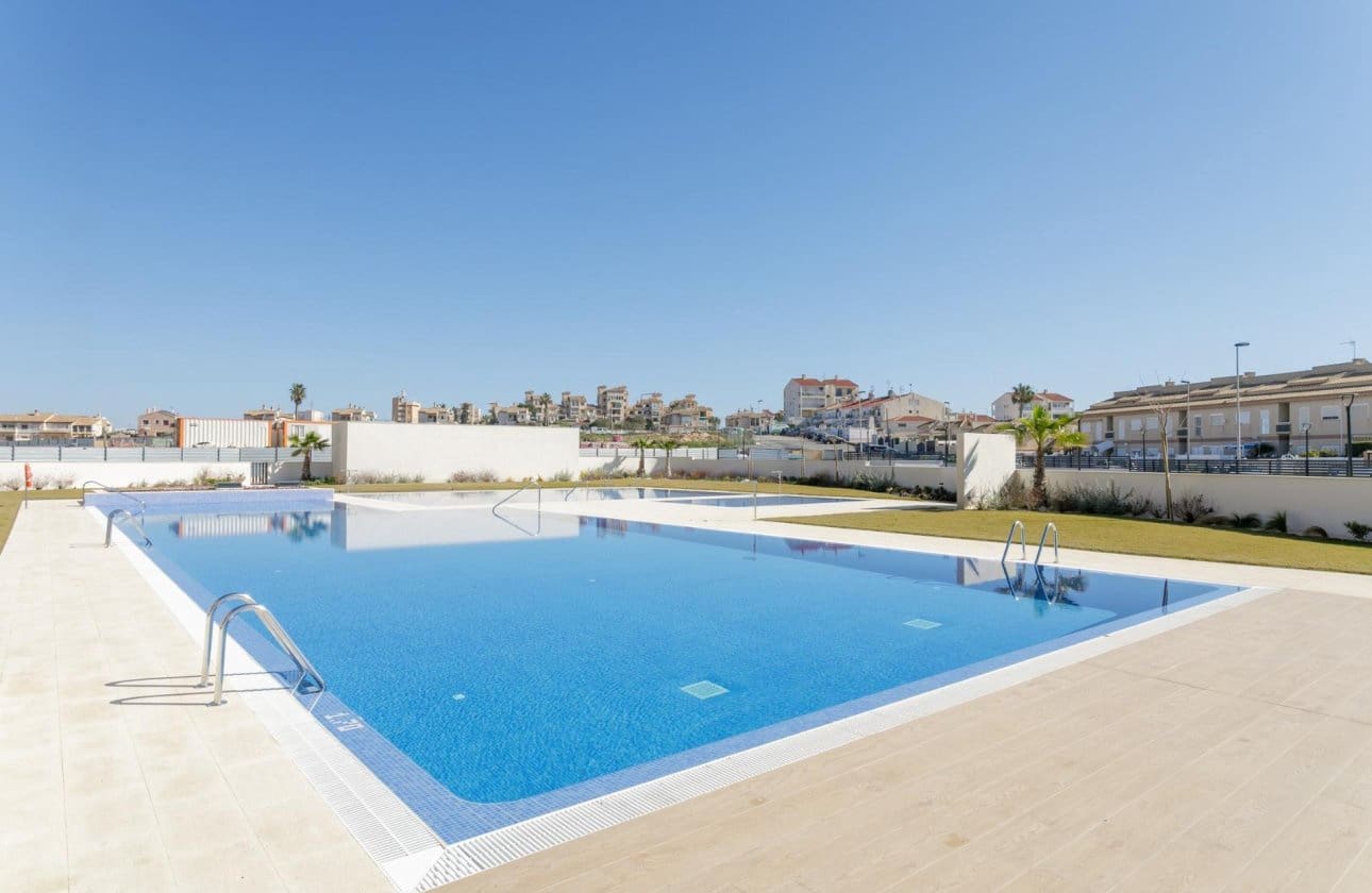 Apartamento de 2 habitaciones en Torrevieja en venta con piscina - 330.000 € (Ref: 10100899)
