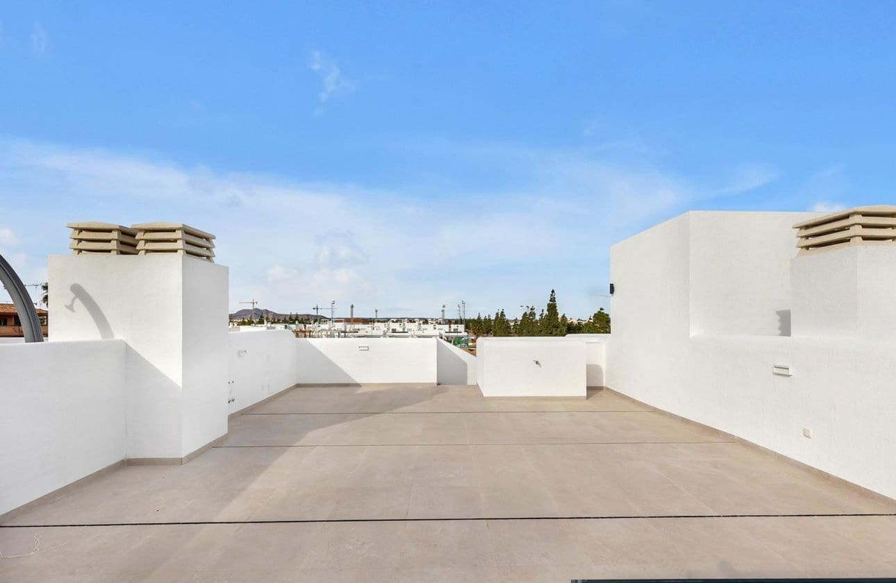 2 soveværelse Lejlighed til salg i Los Alcazares med swimmingpool garage - € 399.900 (Ref: 10100931)