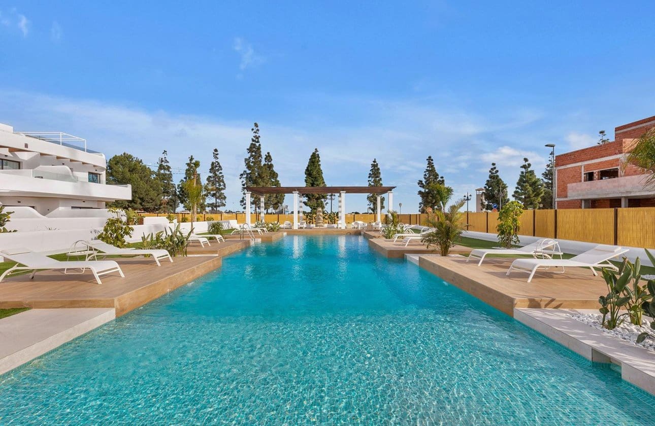2 soveværelse Lejlighed til salg i Los Alcazares med swimmingpool garage - € 399.900 (Ref: 10100931)
