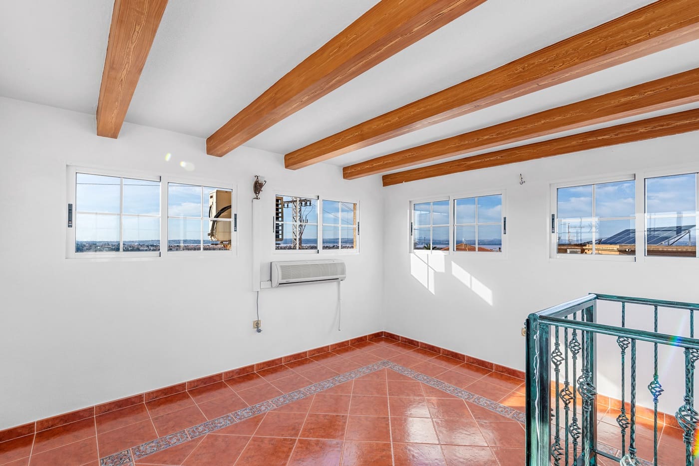 4 makuuhuone Huvila myytävänä paikassa Torrevieja mukana uima-altaan 
autotalli - 689 000 € (Ref: 9419302)