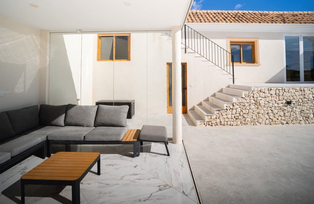 5 bedroom Villa for sale in Las Casicas with pool garage - € 359,000 (Ref: 9453682)
