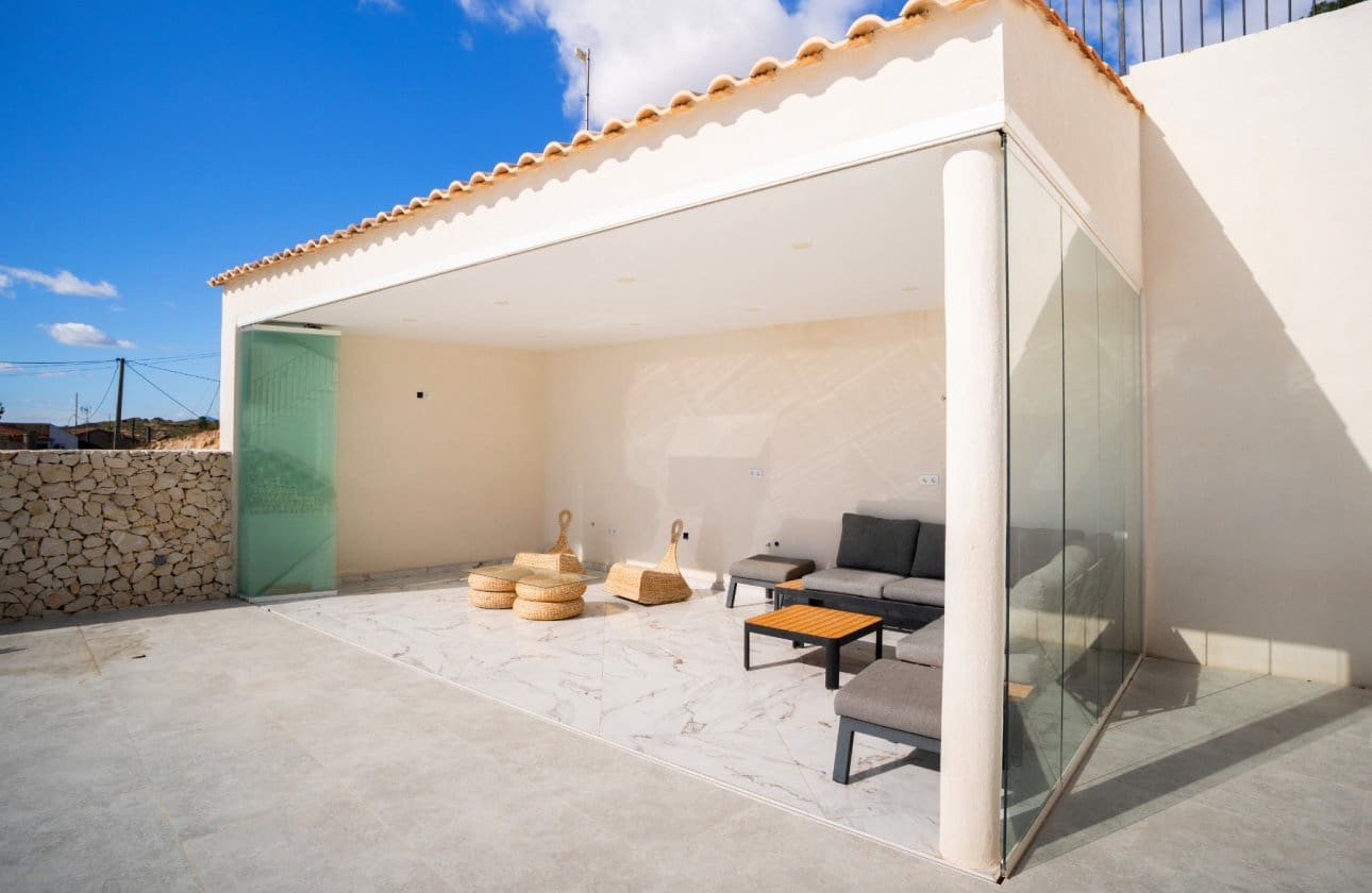 5 bedroom Villa for sale in Las Casicas with pool garage - € 359,000 (Ref: 9453682)