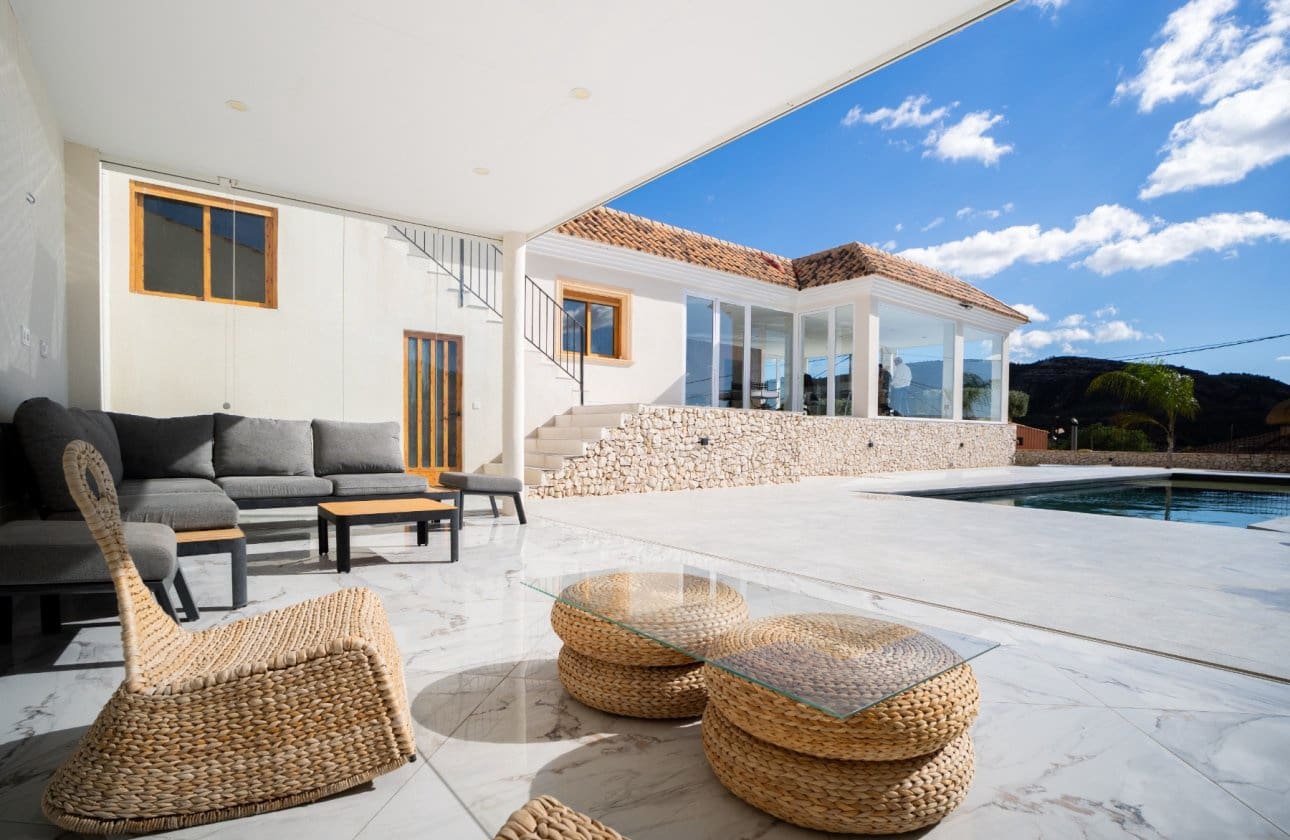 5 bedroom Villa for sale in Las Casicas with pool garage - € 359,000 (Ref: 9453682)