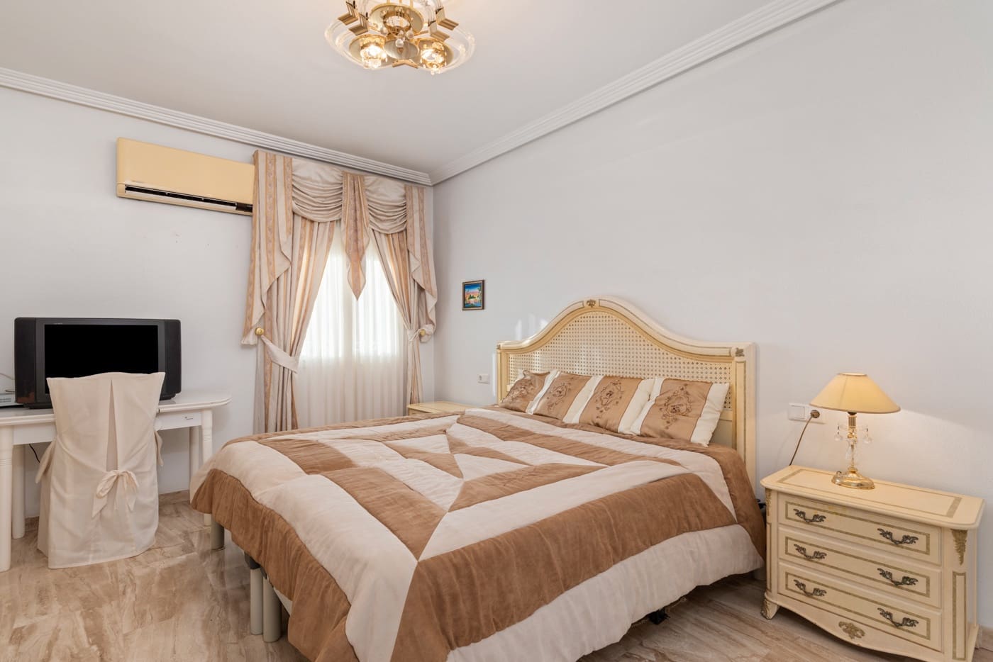 5 slaapkamer Villa te koop in Dona Pepa met zwembad garage - € 800.000 (Ref: 9508446)