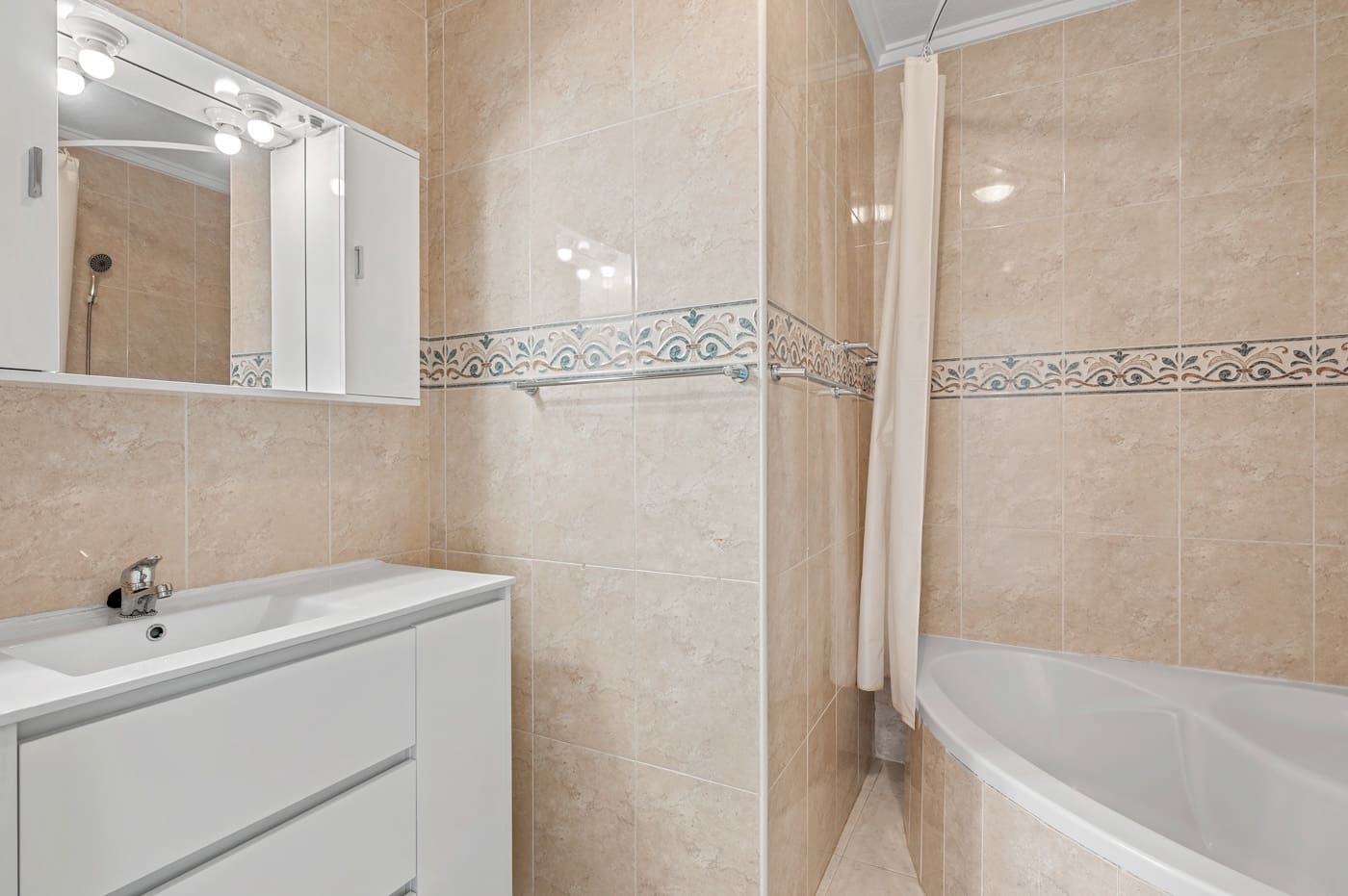 2 bedroom Semi-detached Villa for sale in Ciudad Quesada with pool - € 165,000 (Ref: 9726402)