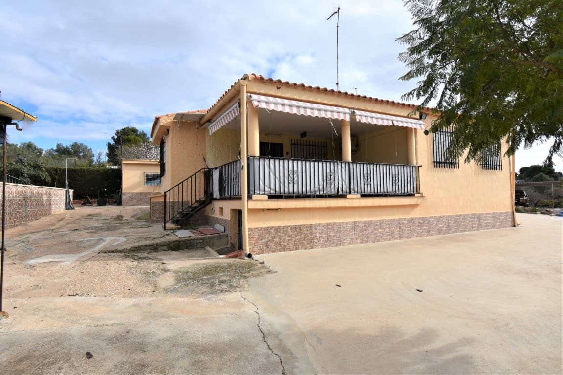 3 bedroom Villa for sale in Montserrat with pool garage - € 220,000 (Ref: 7369645)