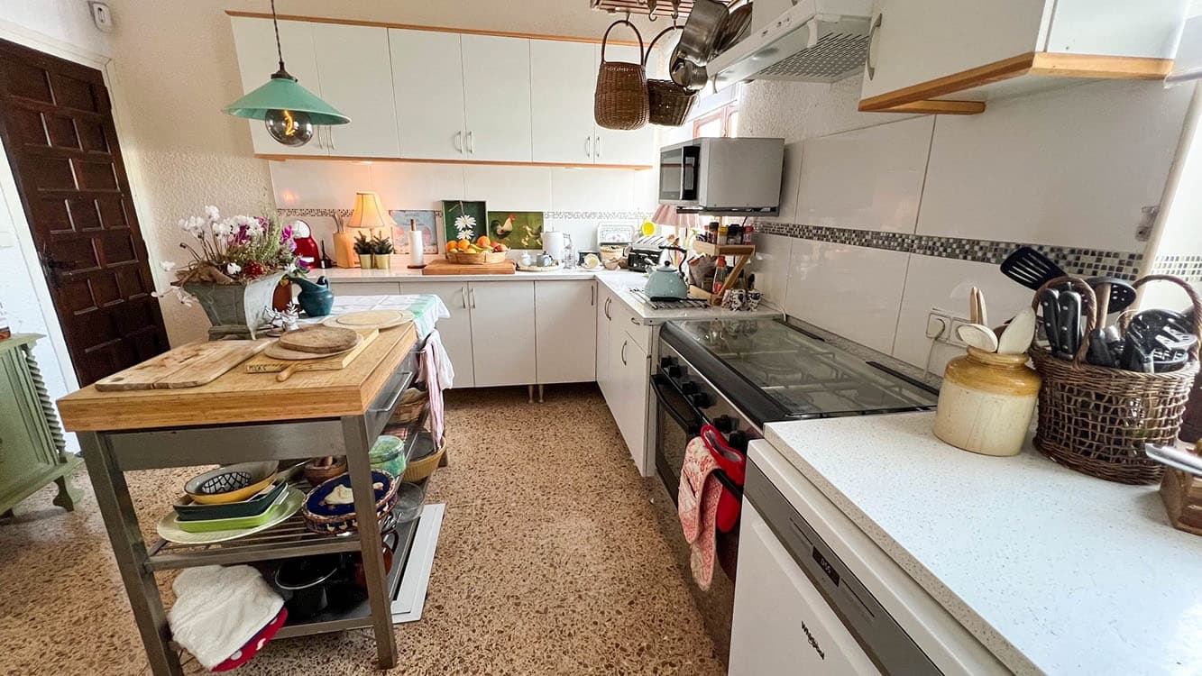 6 bedroom Villa for sale in Montserrat with pool - € 515,000 (Ref: 7971988)