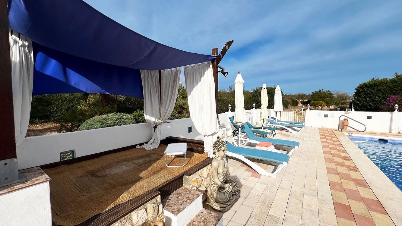 6 bedroom Villa for sale in Montserrat with pool - € 515,000 (Ref: 7971988)