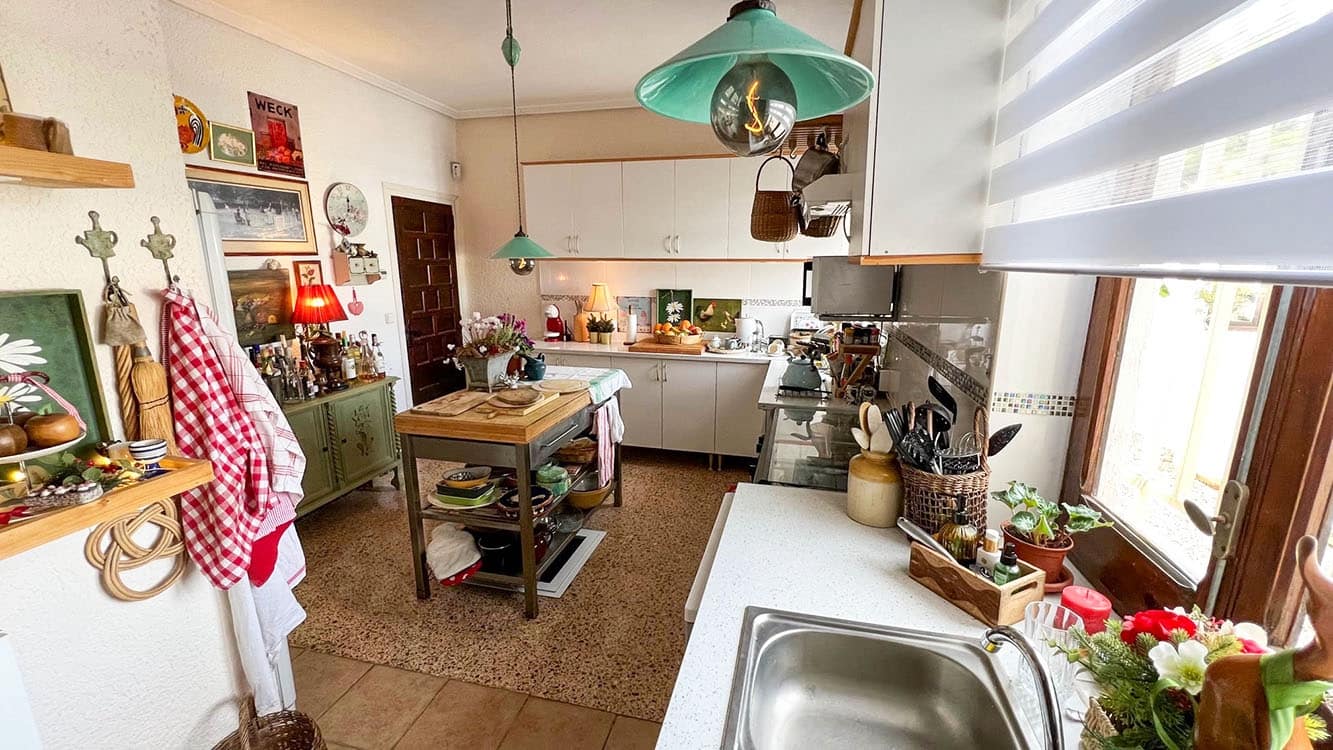 6 bedroom Villa for sale in Montserrat with pool - € 515,000 (Ref: 7971988)