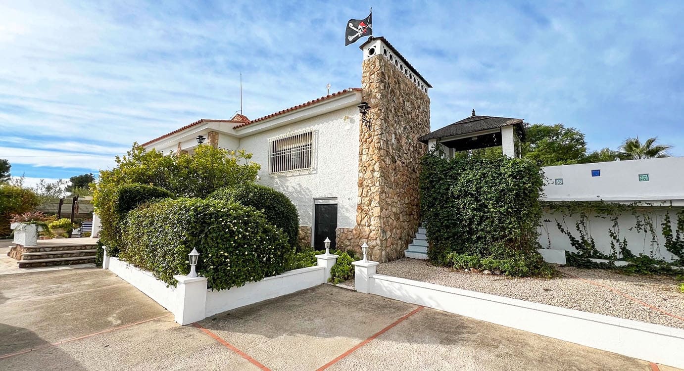 6 bedroom Villa for sale in Montserrat with pool - € 515,000 (Ref: 7971988)