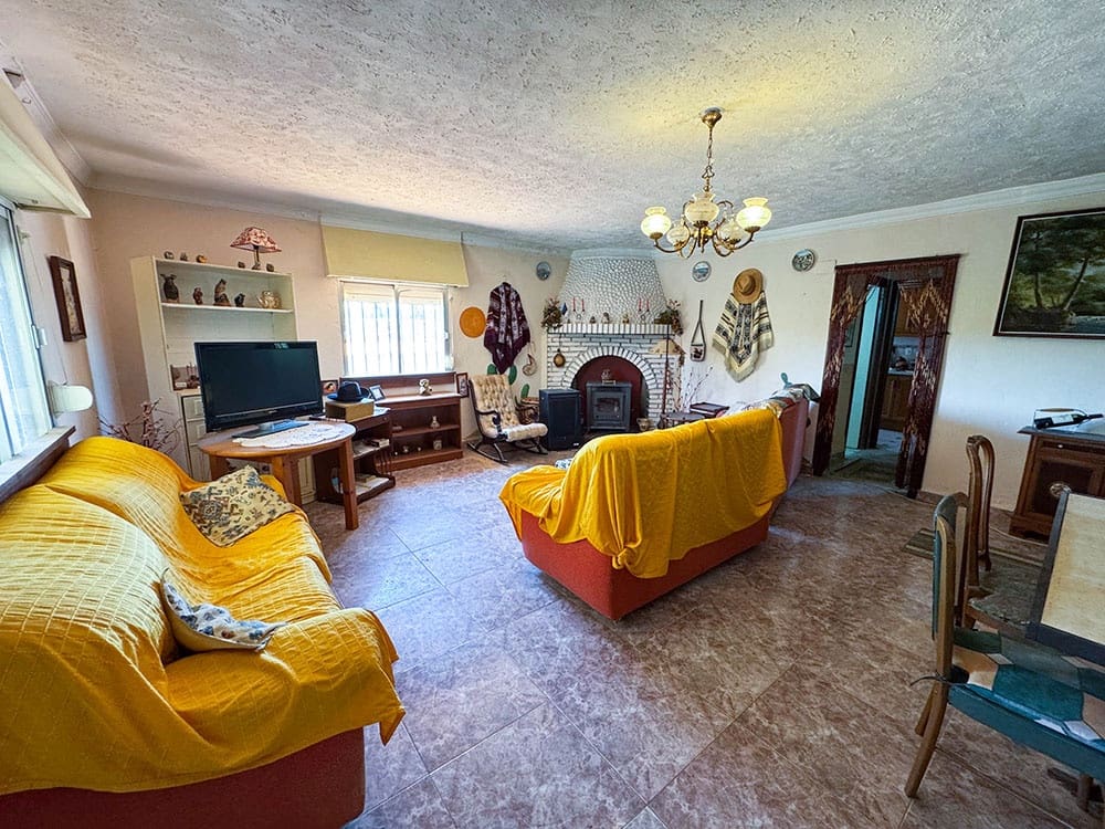 4 bedroom Villa for sale in Montserrat with pool - € 156,000 (Ref: 9443410)