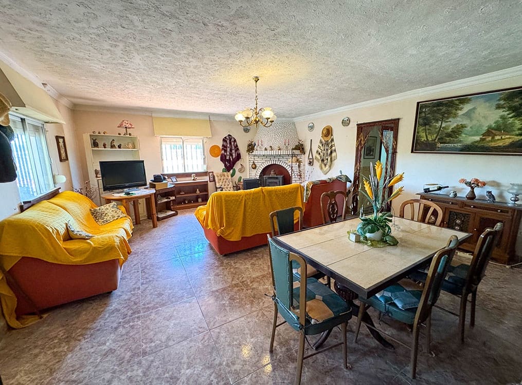 4 bedroom Villa for sale in Montserrat with pool - € 156,000 (Ref: 9443410)