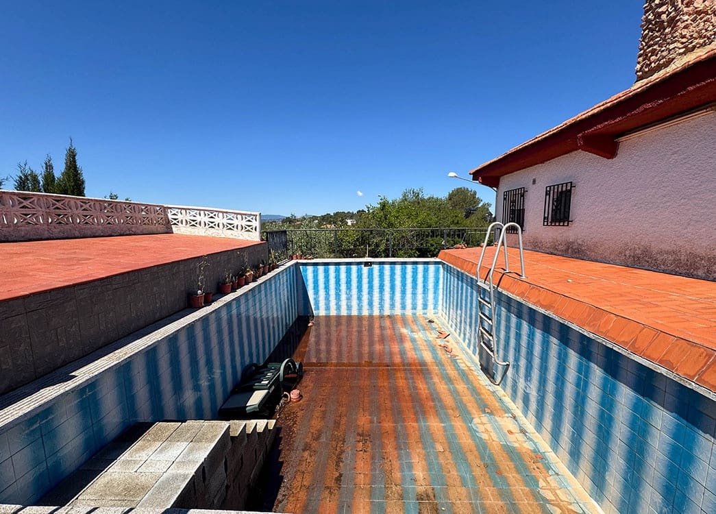 4 bedroom Villa for sale in Montserrat with pool - € 156,000 (Ref: 9443410)