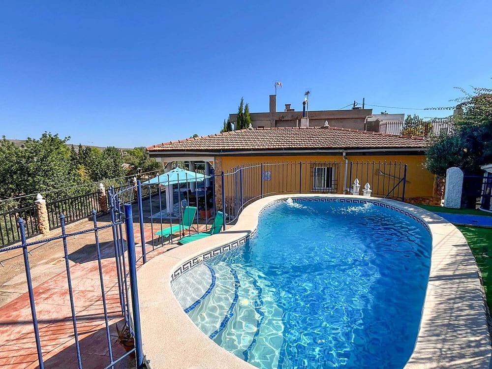 4 bedroom Villa for sale in Montserrat with pool - € 250,000 (Ref: 9443413)