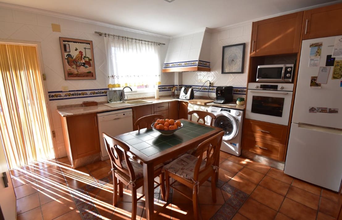 5 bedroom Villa for sale in Montserrat with pool - € 380,000 (Ref: 9443414)