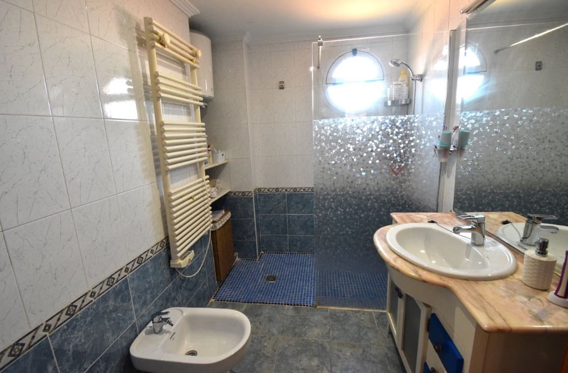 5 bedroom Villa for sale in Montserrat with pool - € 380,000 (Ref: 9443414)