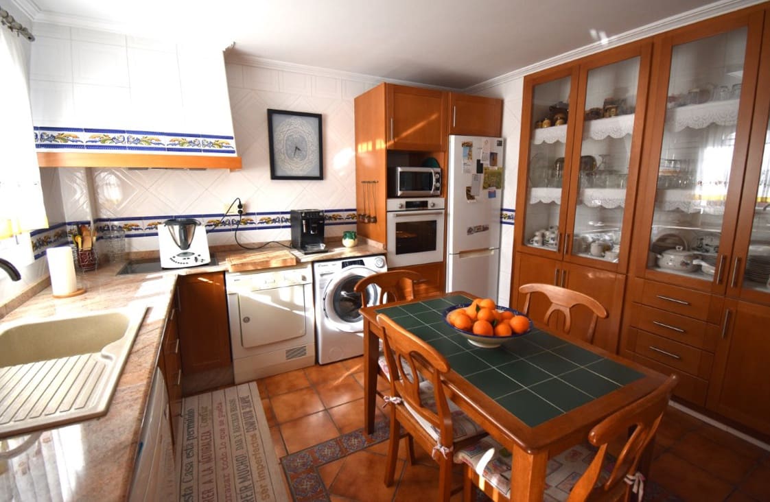 5 bedroom Villa for sale in Montserrat with pool - € 380,000 (Ref: 9443414)