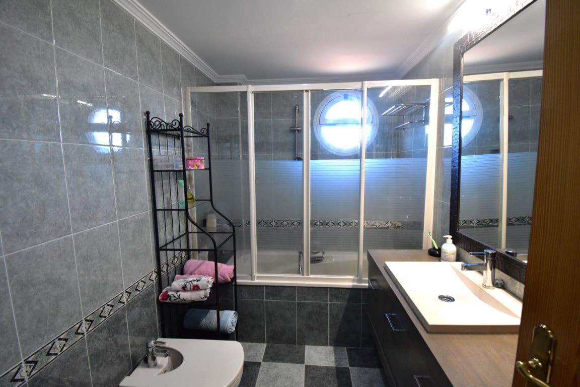 5 bedroom Villa for sale in Montserrat with pool - € 380,000 (Ref: 9443414)