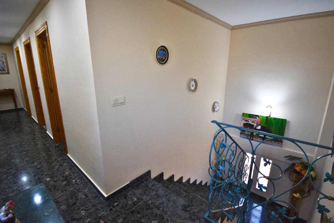 5 bedroom Villa for sale in Montserrat with pool - € 380,000 (Ref: 9443414)