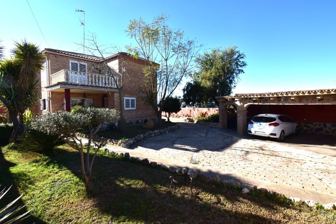 5 bedroom Villa for sale in Montserrat with pool - € 380,000 (Ref: 9443414)