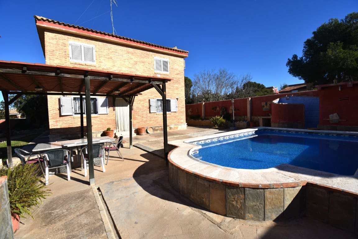 5 bedroom Villa for sale in Montserrat with pool - € 380,000 (Ref: 9443414)