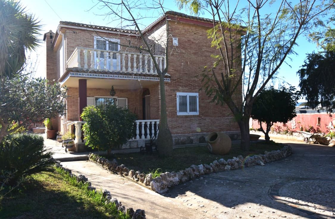 5 bedroom Villa for sale in Montserrat with pool - € 380,000 (Ref: 9443414)