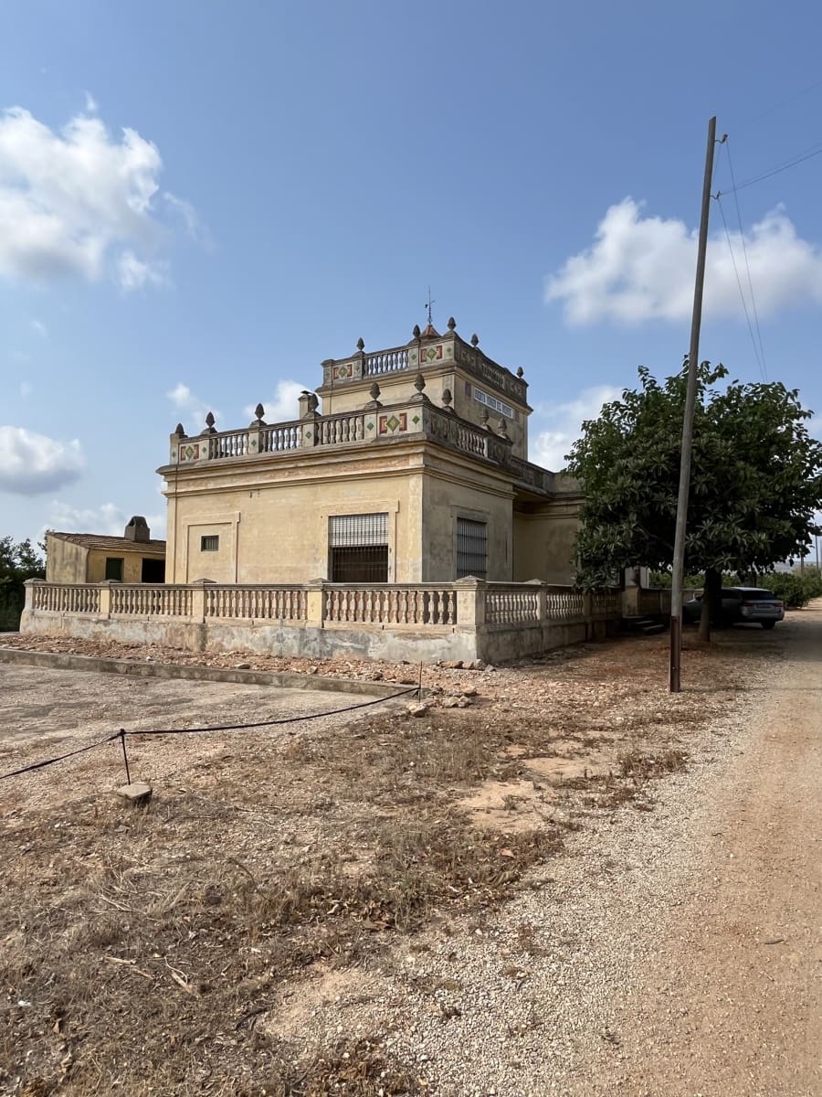 4 bedroom Finca/Country House for sale in L'Alcudia with garage - € 250,000 (Ref: 9560677)