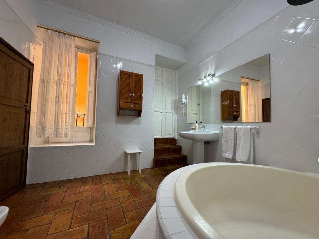 8 soveværelse Guesthouse/B & B til salg i Xativa med swimmingpool garage - € 875.000 (Ref: 9564040)