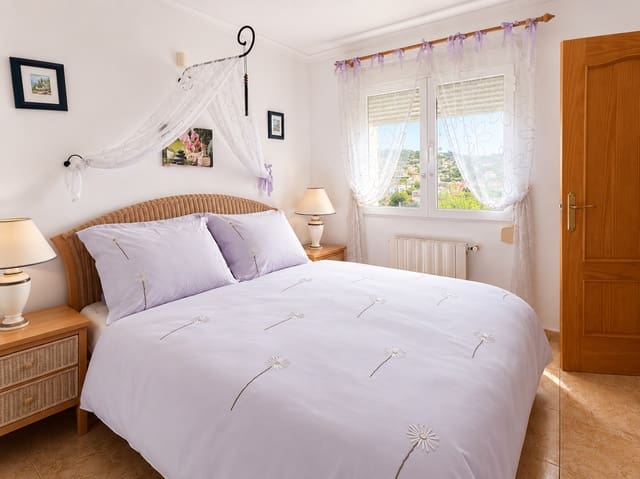 4 soveværelse Villa til salg i Benissa med swimmingpool garage - € 685.000 (Ref: 10010320)