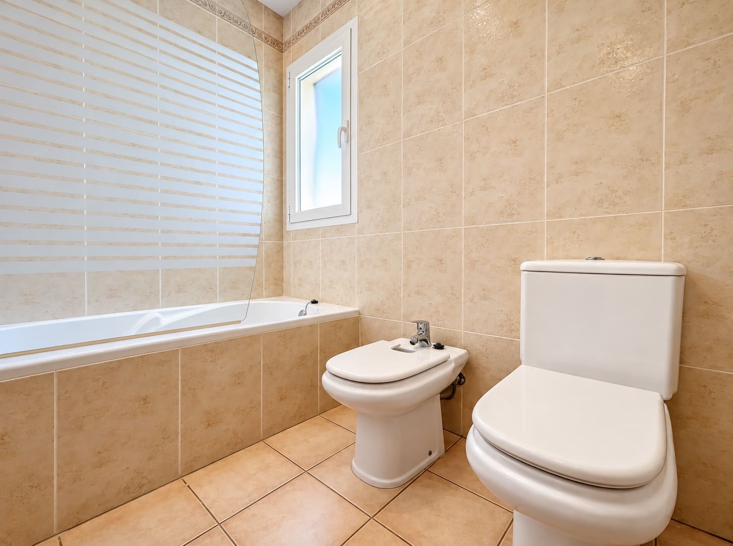 4 quarto Moradia para arrendar em Jalon / Xalo com piscina garagem - 2 000 € (Ref: 10133040)