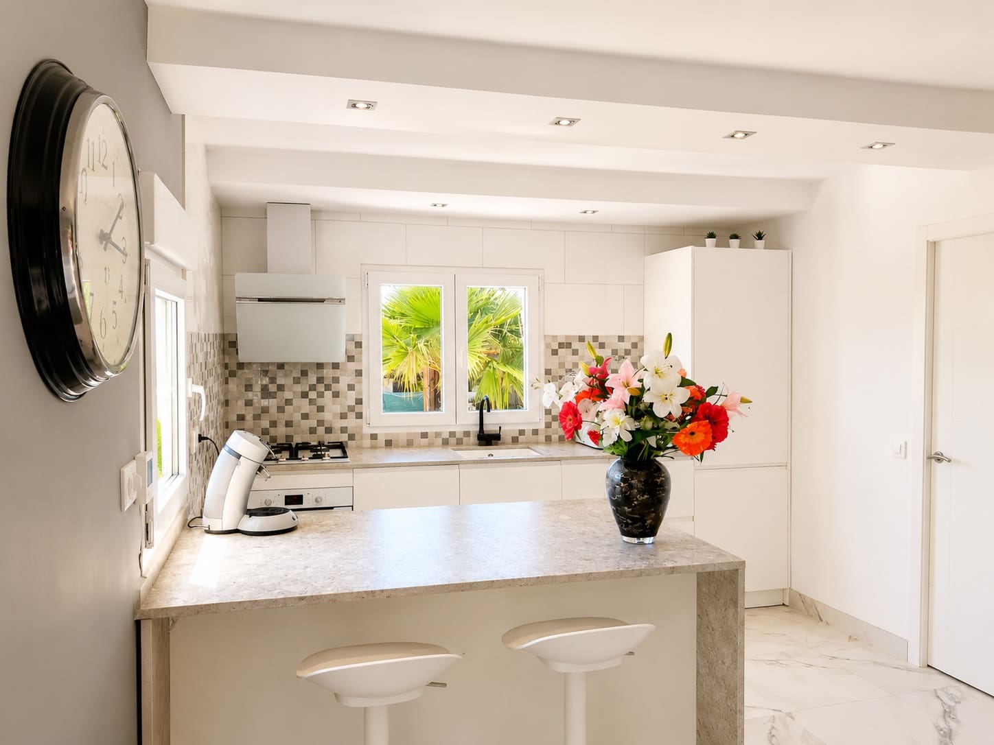 6 bedroom Villa for sale in Alberic with pool garage - € 345,000 (Ref: 9858015)