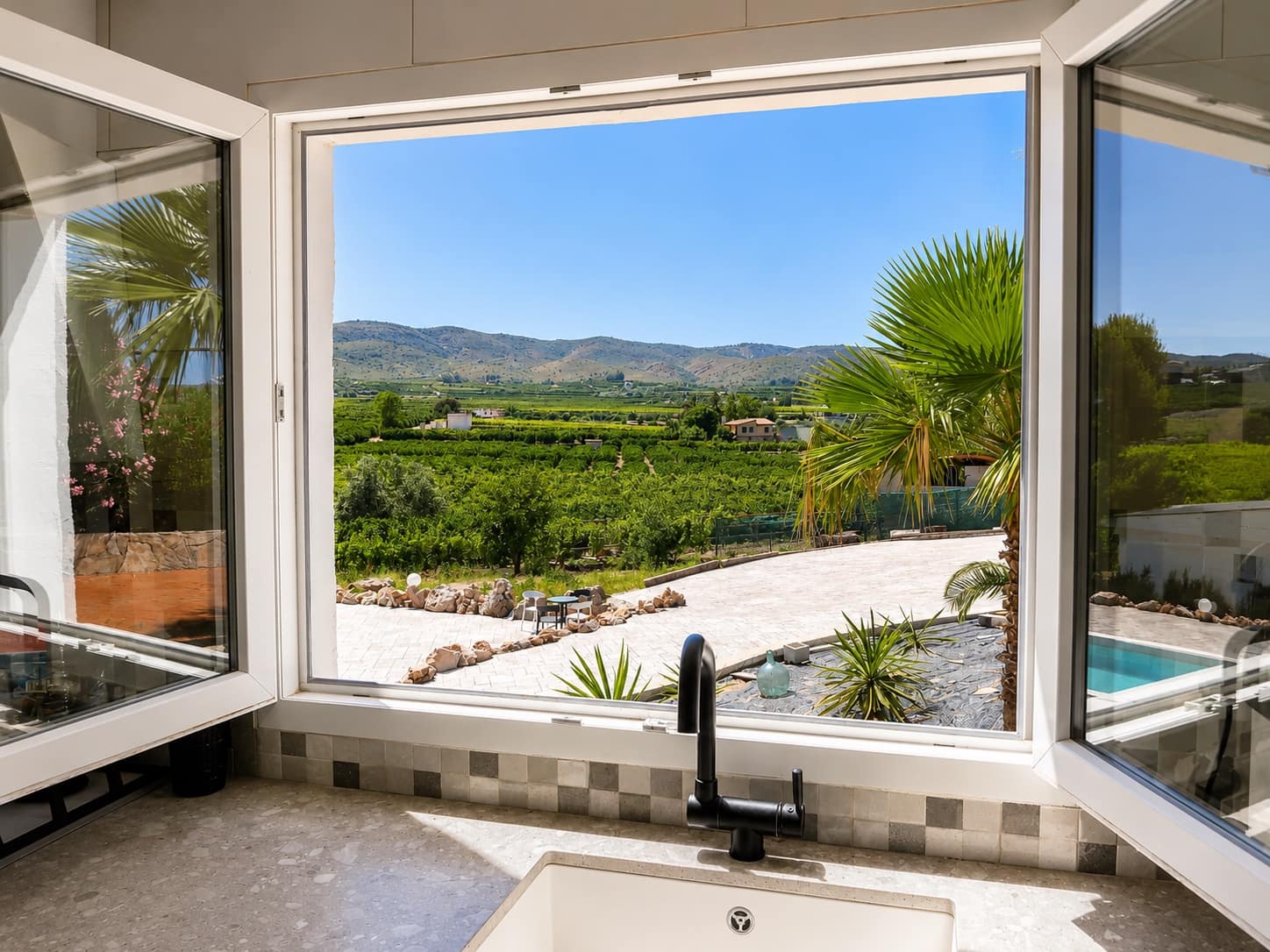 6 bedroom Villa for sale in Alberic with pool garage - € 345,000 (Ref: 9858015)