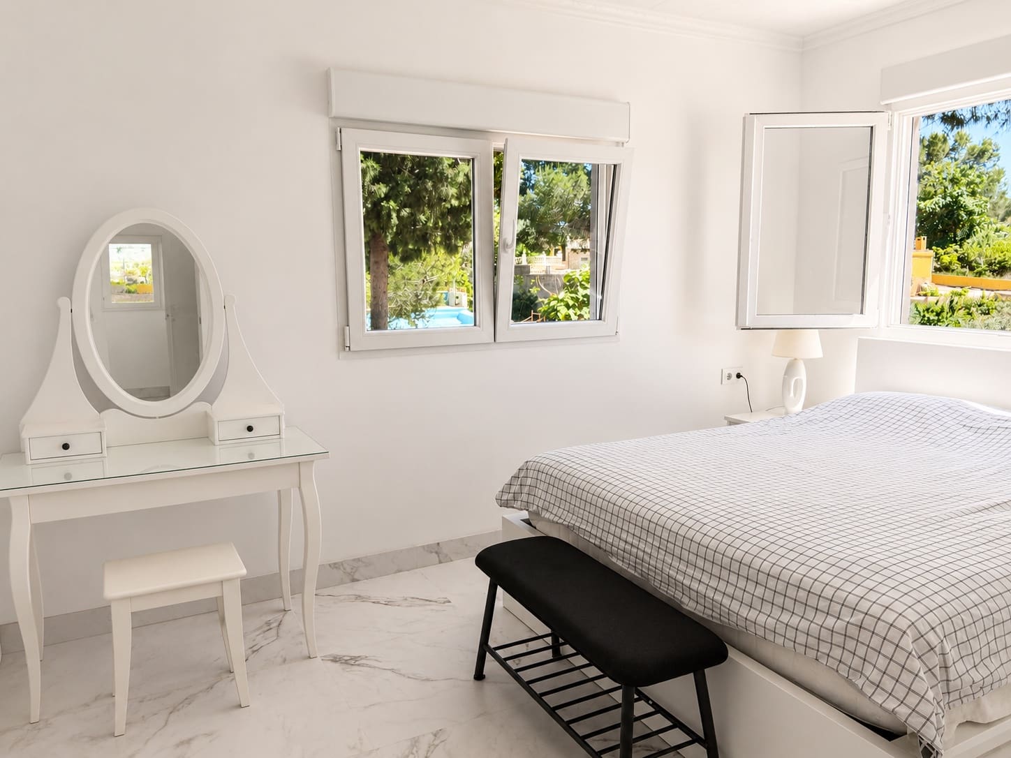6 bedroom Villa for sale in Alberic with pool garage - € 345,000 (Ref: 9858015)