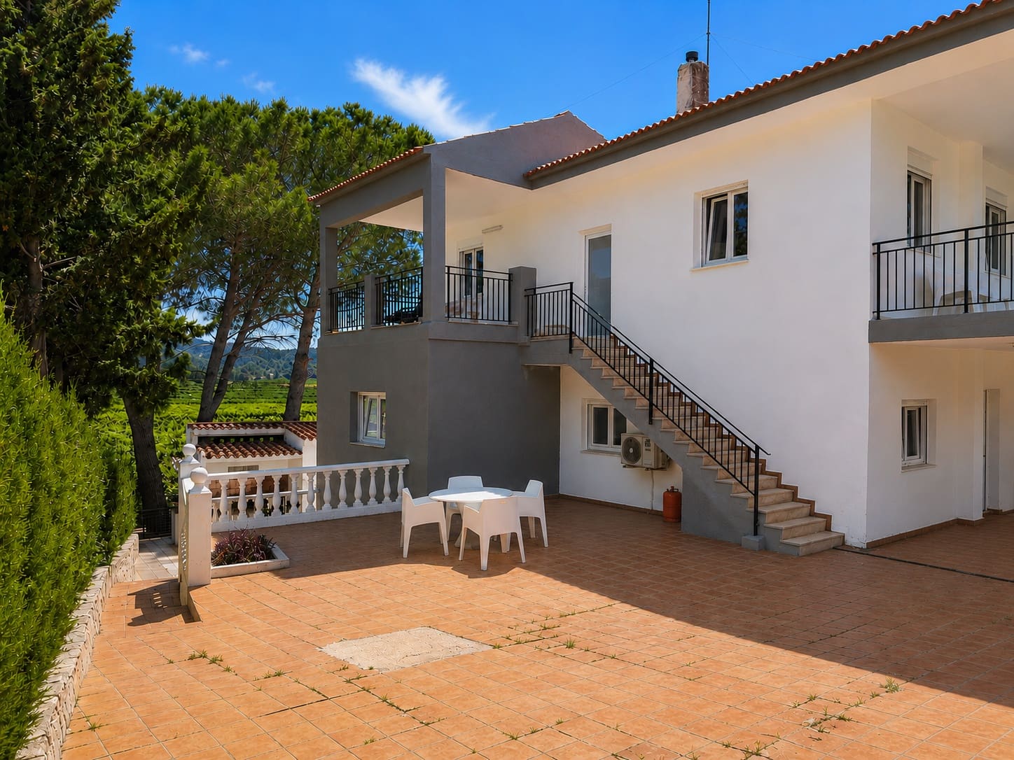 6 bedroom Villa for sale in Alberic with pool garage - € 345,000 (Ref: 9858015)