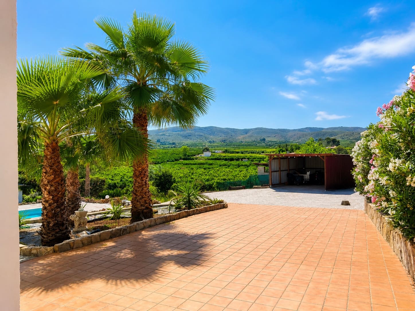 6 bedroom Villa for sale in Alberic with pool garage - € 345,000 (Ref: 9858015)
