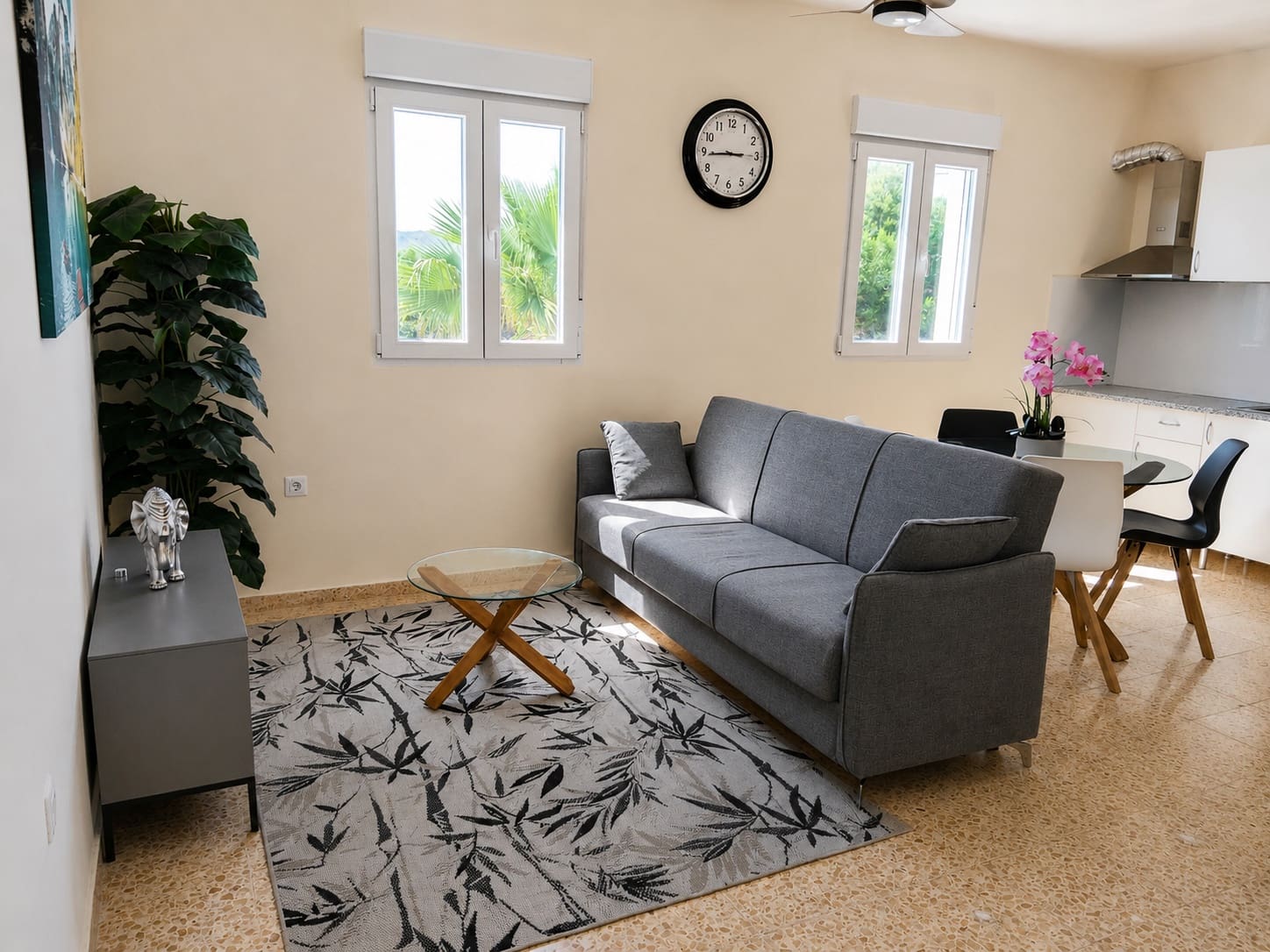 6 bedroom Villa for sale in Alberic with pool garage - € 345,000 (Ref: 9858015)