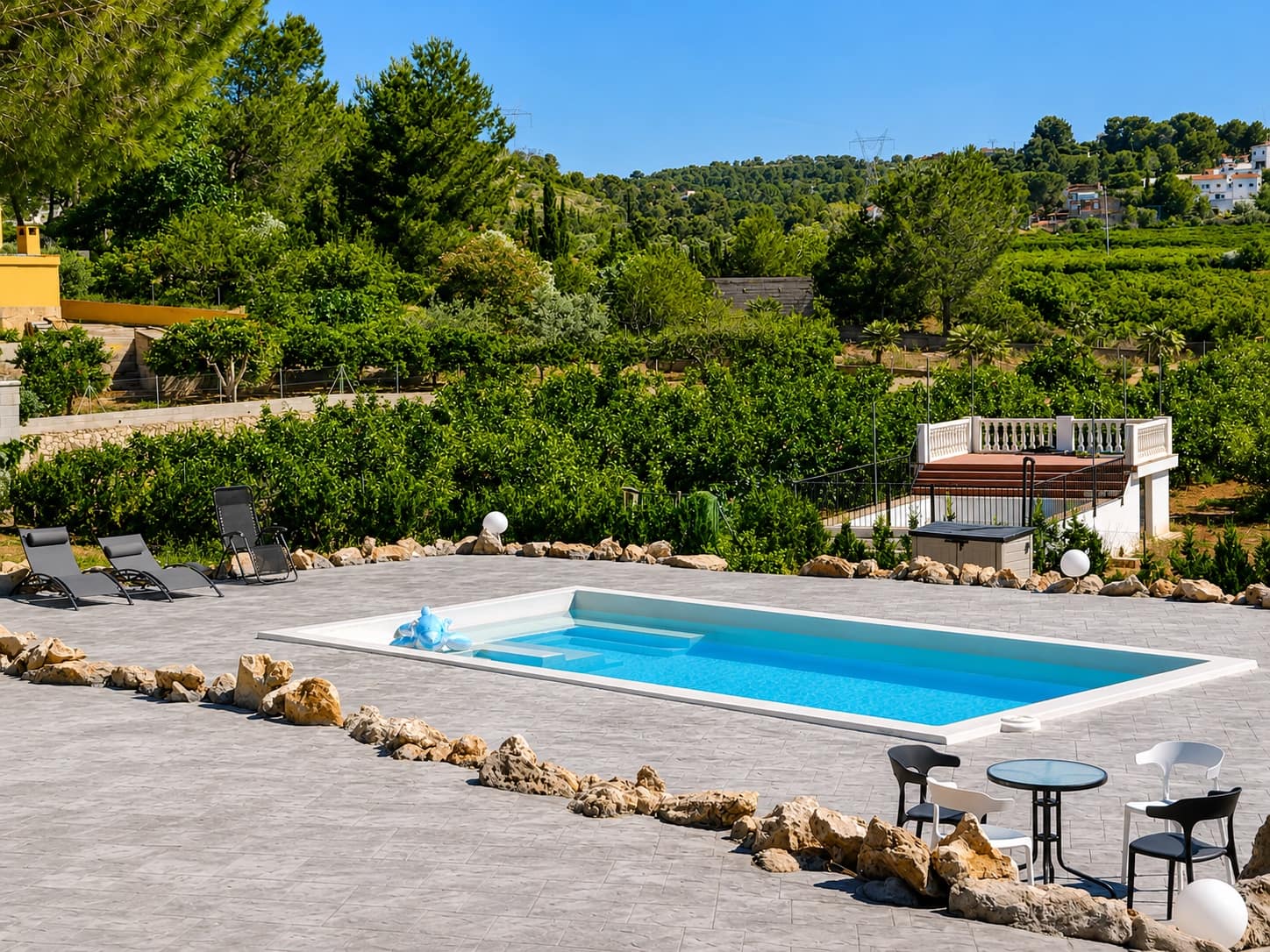 6 bedroom Villa for sale in Alberic with pool garage - € 345,000 (Ref: 9858015)