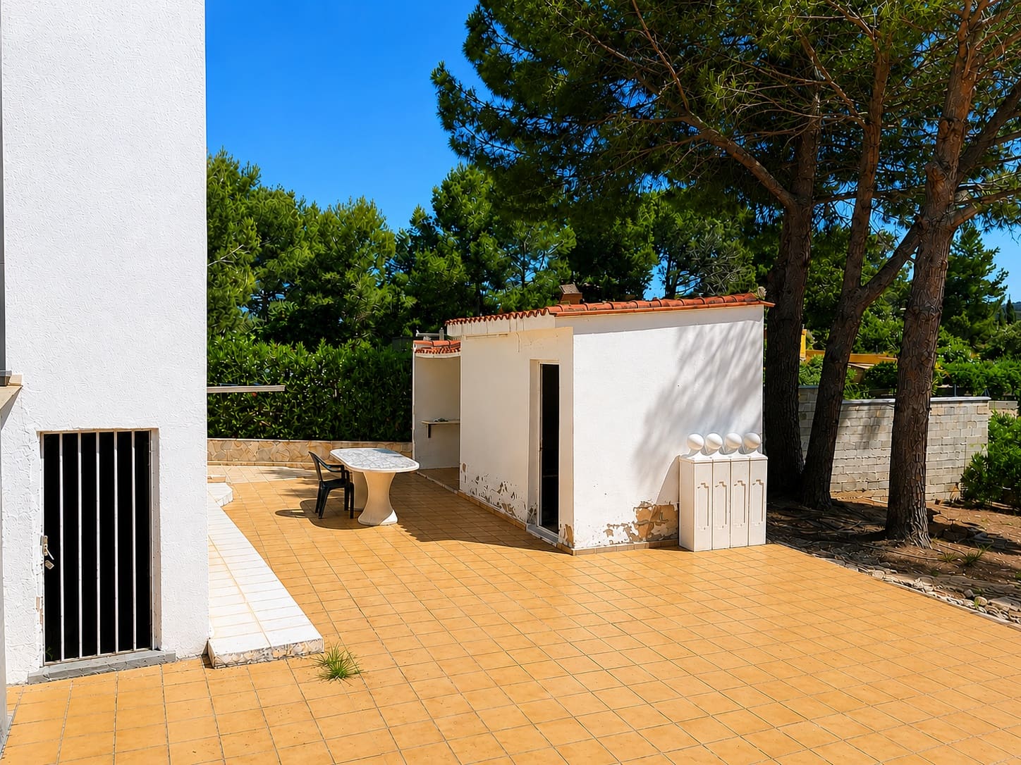 6 bedroom Villa for sale in Alberic with pool garage - € 345,000 (Ref: 9858015)